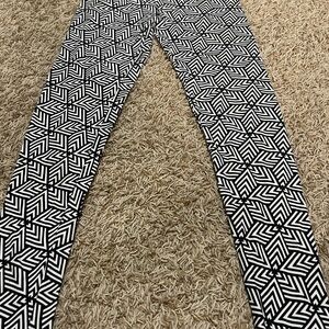 Black and White Geometric Pattern Leggings